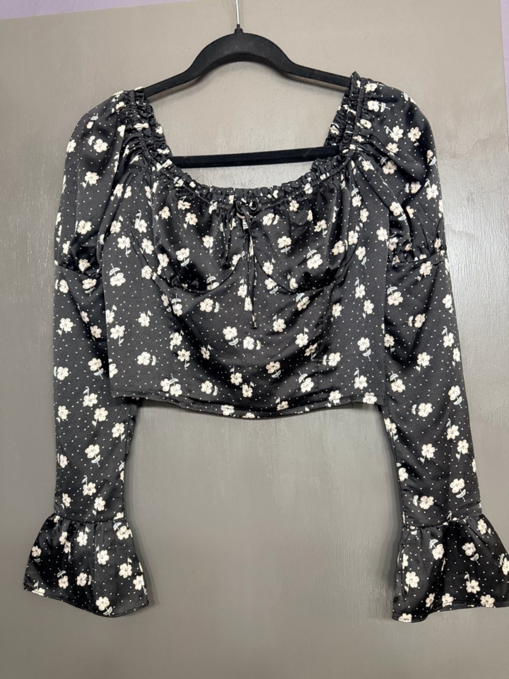 Black Floral Puff-Sleeve Crop Top with Ruched Neckline